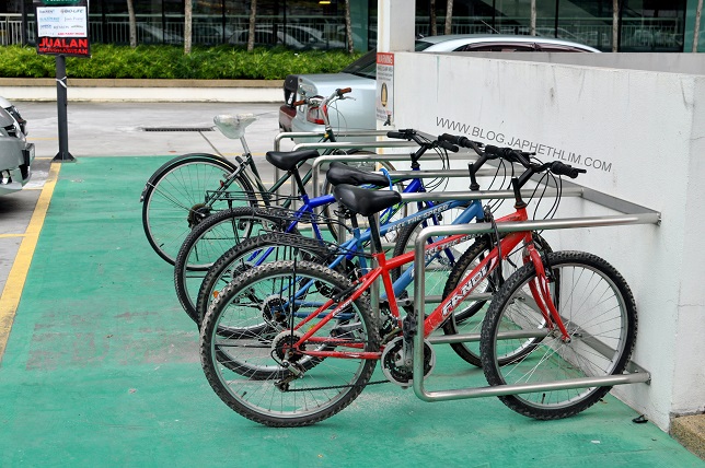 A mall that makes sense: Citta Mall in Ara Damansara has a simple secured and easily accessible bicycle parking, unlike other malls that will require you to park your bicycle with motor bikes without any rail to secure it.