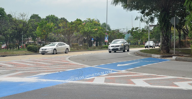 Too fast too furious: It is good to have demarcated paint bike lanes like this in Ara Damansara however traffic calmer/ traffic light is needed to slow the incoming cars as the provision of sight is minimal.