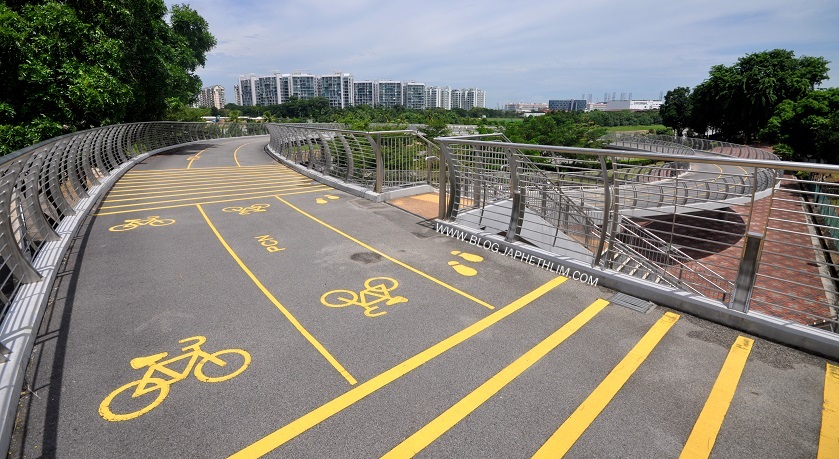 Encouraging Infrastructure: Part of Ulu Pandan Park Connector Network is dedicated to a car free crossing over the busy expressway beneath it.
